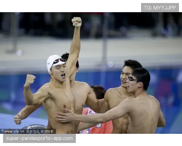 宁泽涛又发图，泳池边穿名牌外套那画面把我们普通人日常碾压得太残酷了